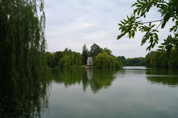 Bella Vista Sul Lago Nel Parco — Foto Stock