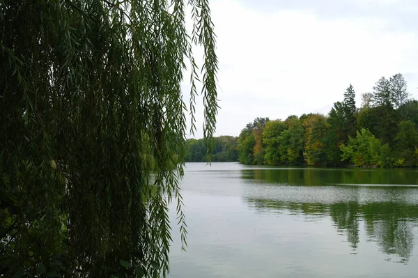 美丽的风景 有河流和湖泊 — 图库照片