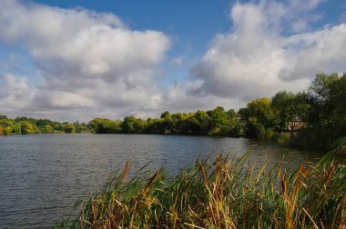 Güzel bahar manzara nehir ile 