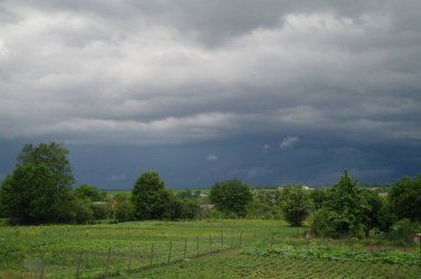 Bulutlu gökyüzü ile güzel bir manzara