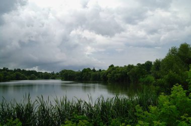 Güzel bahar manzara nehir ile 