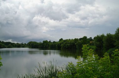 Nehir ve bulutlarla dolu güzel bir manzara
