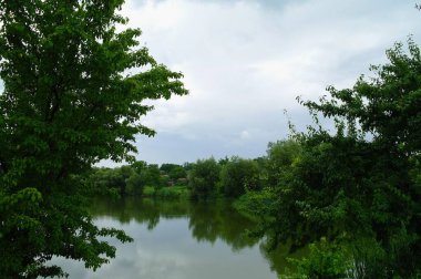 Güzel bahar manzara nehir ile 