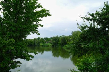Nehir ve gölü olan güzel bir manzara.