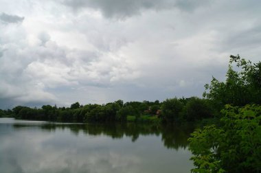 Nehir ve gölü olan güzel bir manzara.