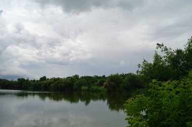 Nehir ve ağaçlarla dolu güzel bir manzara