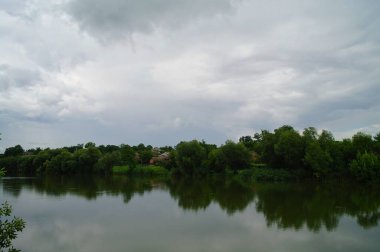 Gölü ve nehri olan güzel bir manzara.
