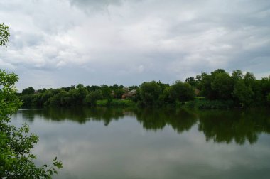 Nehir ve gölü olan güzel bir manzara.