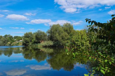 Parktaki gölün güzel manzarası