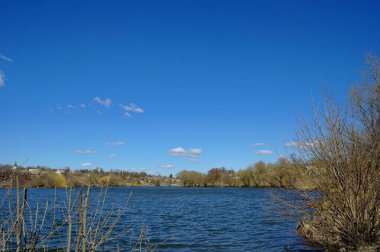Nehir ve gölü olan güzel bir manzara.