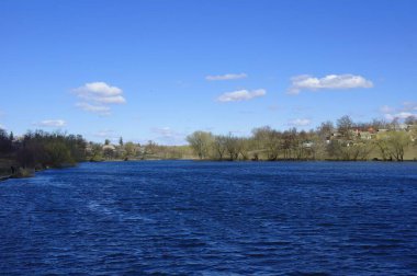 Güneşli bir günde büyük nehri olan güzel bir manzara.