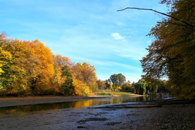 Ağaçlar ve nehirlerle dolu sonbahar manzarası