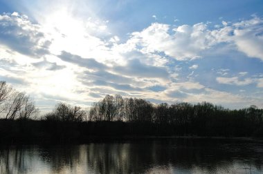 Güzel bahar manzara nehir ile 