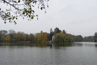 Ağaçlar ve nehirlerle dolu sonbahar manzarası