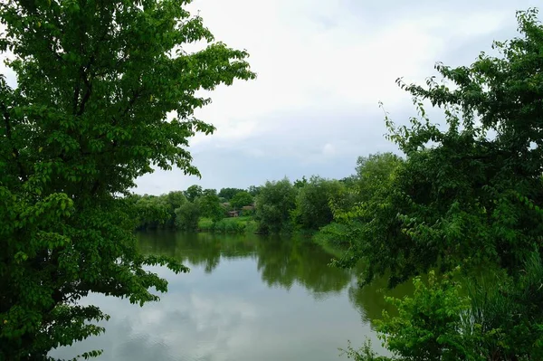 Nehir ve gölü olan güzel bir manzara.