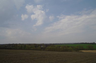 Güneşli bir bahar gününde tarlası olan güzel bir kırsal bölge.