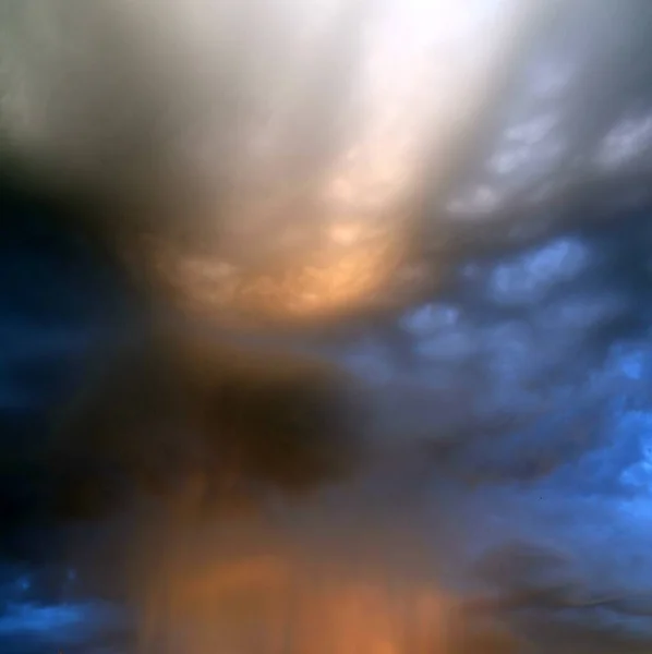 Cielo Hermoso Atardecer Con Nubes Brillantes —  Fotos de Stock