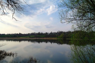 Bahar parkındaki güzel göl manzarası