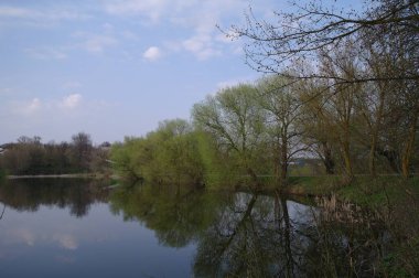 Bahar parkındaki güzel göl manzarası