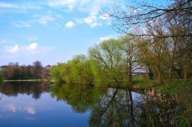 Bahar parkındaki güzel göl manzarası