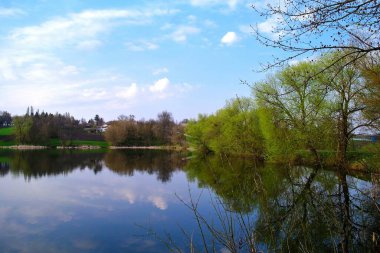 Bahar parkındaki güzel göl manzarası