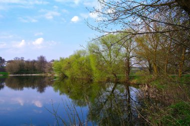 Bahar parkındaki güzel göl manzarası