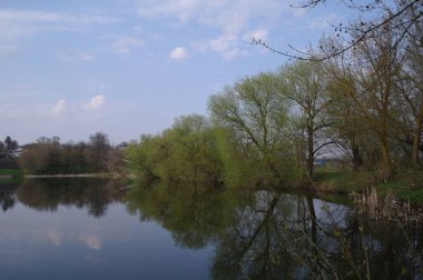 Bahar parkındaki güzel göl manzarası