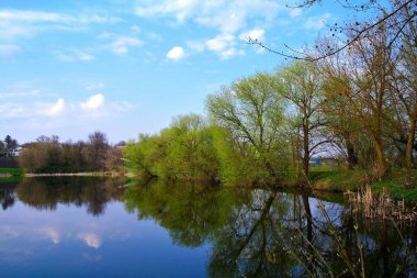 Bahar parkındaki güzel göl manzarası