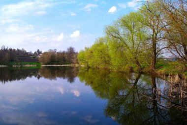 Bahar parkındaki güzel göl manzarası