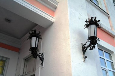 Duvardaki eski sokak fenerleri 