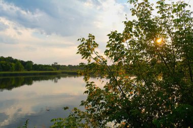 Gölün üzerinde güzel bir gün batımı 