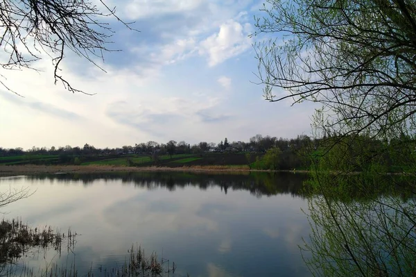Bahar parkındaki güzel göl manzarası
