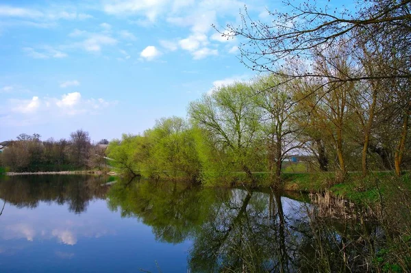 Bahar parkındaki güzel göl manzarası
