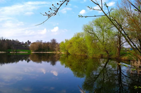 Piękny Wiosenny Krajobraz Rzeką Drzewami — Zdjęcie stockowe