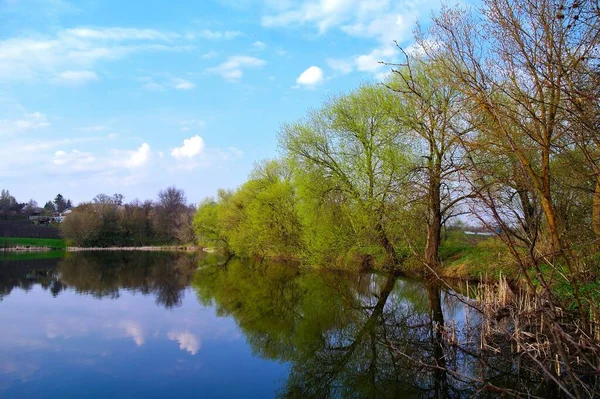 Bahar parkındaki güzel göl manzarası