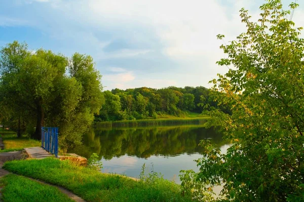 Schöne Sommerlandschaft Mit Fluss Und Grünen Bäumen — Stockfoto