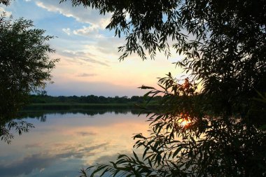 Gölün üzerinde güzel bir gün batımı