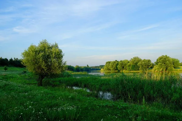 Bellissimo Paesaggio Con Fiume Lago — Foto Stock