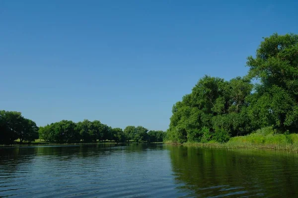 Bellissimo Paesaggio Estivo Con Fiume — Foto Stock