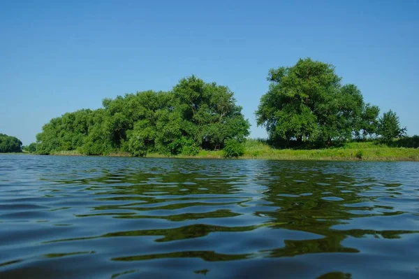 Schöne Sommerlandschaft Mit Fluss Blauem Himmel Und Grünen Bäumen Einem — Stockfoto