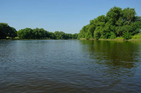 Schöne Sommerlandschaft Mit Fluss Blauem Himmel Und Grünen Bäumen Einem — Stockfoto