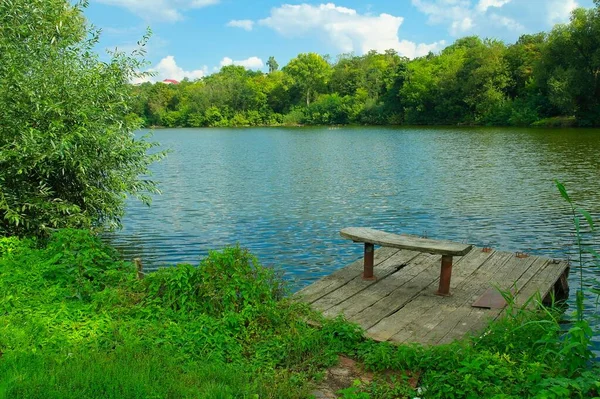 Piękny Letni Krajobraz Rzeką Zielone Drzewa Małe Drewniane Molo Słoneczny — Zdjęcie stockowe