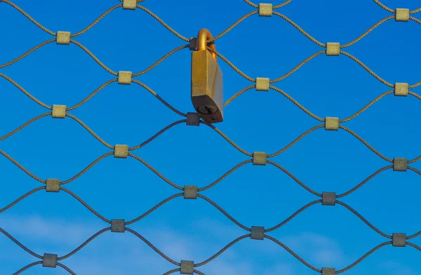 Padlock on net — Stock Photo, Image