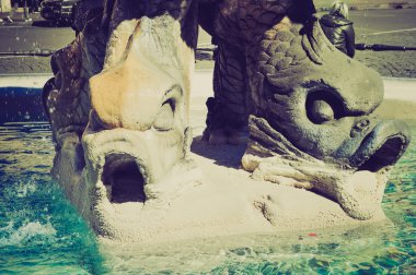 Triton çeşme, Roma retro görünüm