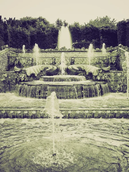 ヴィンテージのセピア色の噴水 — ストック写真