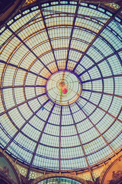 Mirada retro Galleria Vittorio Emanuele II Milán —  Fotos de Stock