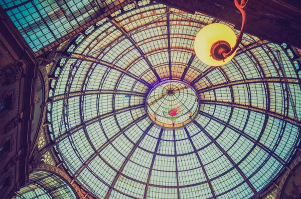 Mirada retro Galleria Vittorio Emanuele II Milán —  Fotos de Stock