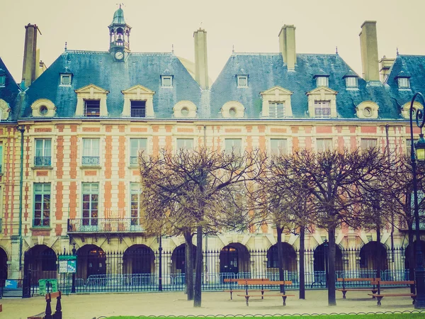 Retro vzhled náměstí place des vosges Paříž — Stock fotografie