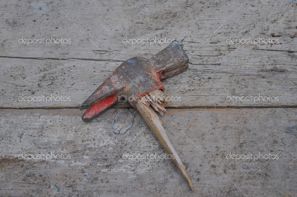 https://st.depositphotos.com/1187518/3987/i/950/depositphotos_39871203-stock-photo-broken-hammer.jpg