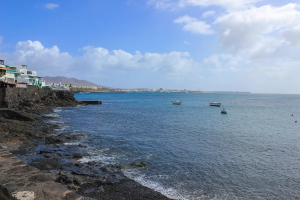 Lanzarote strand op het Spaanse Canarische eiland — Stockfoto